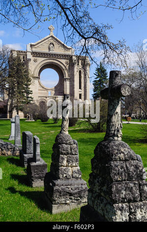 Gli oggetti contrassegnati per la rimozione definitiva di fronte a San Bonifacio cattedrale, Winnipeg, Canada Foto Stock