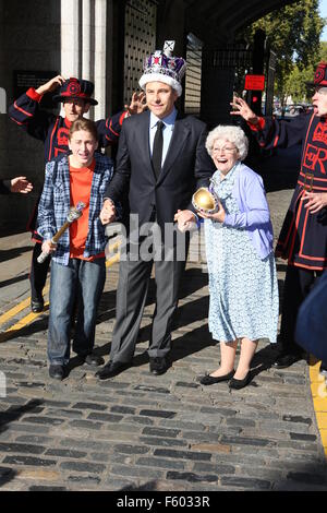 David Walliams tenta di rubare i Gioielli della Corona dalla Torre di Londra con l aiuto di gangsta Granny dotate: Ashley cugini, David Walliams, Gilly Tompkins dove: Londra, Regno Unito quando: 23 Set 2015 Foto Stock