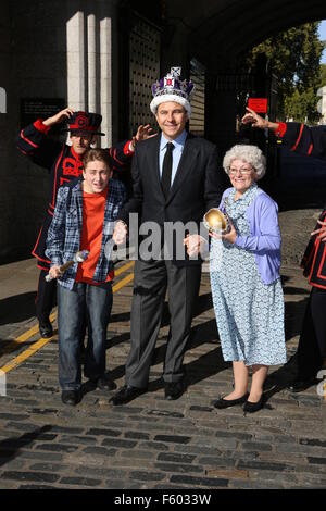 David Walliams tenta di rubare i Gioielli della Corona dalla Torre di Londra con l aiuto di gangsta Granny dotate: Ashley cugini, David Walliams, Gilly Tompkins dove: Londra, Regno Unito quando: 23 Set 2015 Foto Stock