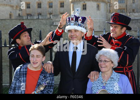 David Walliams tenta di rubare i Gioielli della Corona dalla Torre di Londra con l aiuto di gangsta Granny dotate: Ashley cugini, David Walliams, Gilly Tompkins dove: Londra, Regno Unito quando: 23 Set 2015 Foto Stock