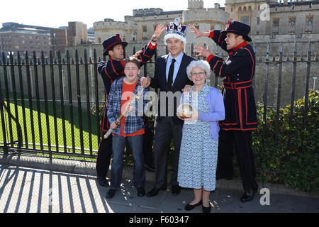 David Walliams tenta di rubare i Gioielli della Corona dalla Torre di Londra con l aiuto di gangsta Granny dotate: Ashley cugini, David Walliams, Gilly Tompkins dove: Londra, Regno Unito quando: 23 Set 2015 Foto Stock