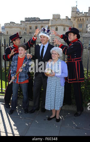 David Walliams tenta di rubare i Gioielli della Corona dalla Torre di Londra con l aiuto di gangsta Granny dotate: Ashley cugini, David Walliams, Gilly Tompkins dove: Londra, Regno Unito quando: 23 Set 2015 Foto Stock