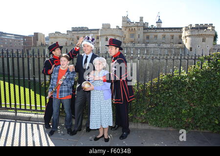 David Walliams tenta di rubare i Gioielli della Corona dalla Torre di Londra con l aiuto di gangsta Granny dotate: Ashley cugini, David Walliams, Gilly Tompkins dove: Londra, Regno Unito quando: 23 Set 2015 Foto Stock