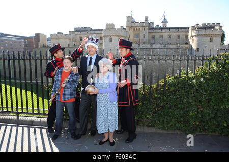 David Walliams tenta di rubare i Gioielli della Corona dalla Torre di Londra con l aiuto di gangsta Granny dotate: Ashley cugini, David Walliams, Gilly Tompkins dove: Londra, Regno Unito quando: 23 Set 2015 Foto Stock