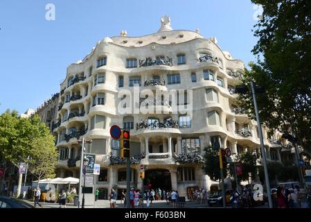 Barcellona, Spagna. Il 24 luglio, 2015. Casa Mila, costruito dall'architetto Antoni Gaudi tra 1906 e 1910 per la famiglia Mila a Barcellona, Spagna, 24 luglio 2015. La Catalogna di cui Barcellona è la città capitale, sia dal punto di vista economico la regione più forte di Spagna. Foto: WALTRAUD GRUBITZSCH - nessun filo SERVICE - © dpa/Alamy Live News Foto Stock