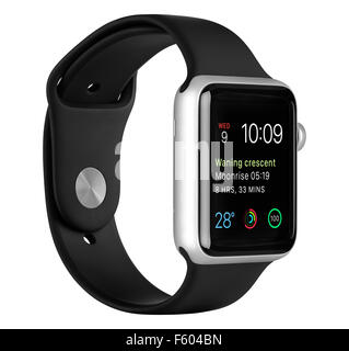 Varna, Bulgaria - 16 Ottobre 2015: Apple guardare dello sport 42mm argento Case in alluminio con banda nera con orologio sul display. Foto Stock