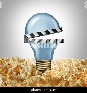 Movie idea concetto e cinema simbolo di creatività come una lampadina o lampadina in popcorn conformata come un open clap scheda video o ardesia come una metafora per trovare nuove idee di intrattenimento. Foto Stock