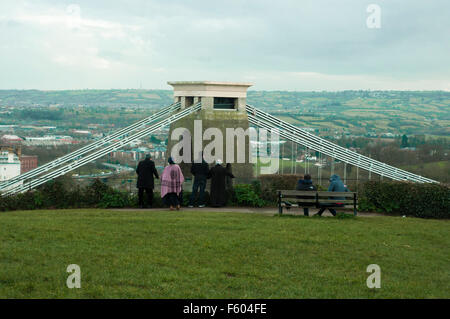 Gruppo di persone che guardano la vista del Ponte sospeso di Clifton fiducia in Bristol. Foto Stock