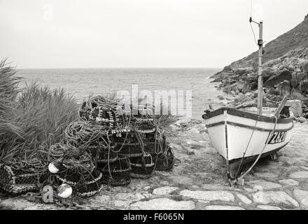 Barca da pesca e lobster pot in Penberth cove una frazione vicino a Penzance in Cornovaglia costa barche, Baia beach, barche, Gran Bretagna, Foto Stock