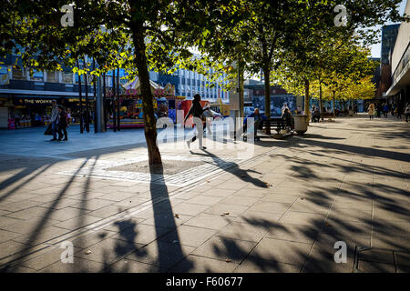 La sera tardi la luce del sole in Basildon Town Centre in Essex Foto Stock