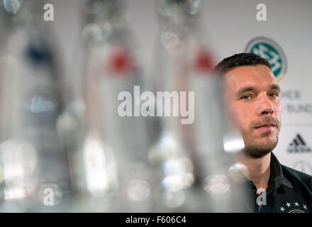 Monaco di Baviera, Germania. Decimo Nov, 2015. Lukas Podolski del tedesco della nazionale di calcio partecipa a una conferenza stampa del tedesco della football association a Monaco di Baviera, Germania, 10 novembre 2015. Il tedesco della nazionale di calcio incontrerà la nazionale francese in una partita internazionale allo Stade de France di St Denis a nord di Parigi. Foto: Peter Kneffel/dpa/Alamy Live News Foto Stock