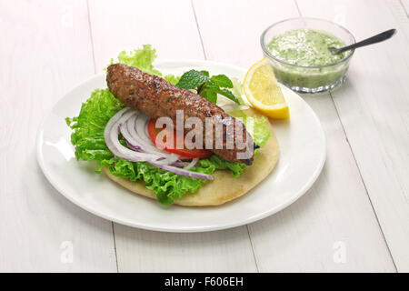 Carni di montone seekh kabab kebab sandwich con chutney di menta Foto Stock