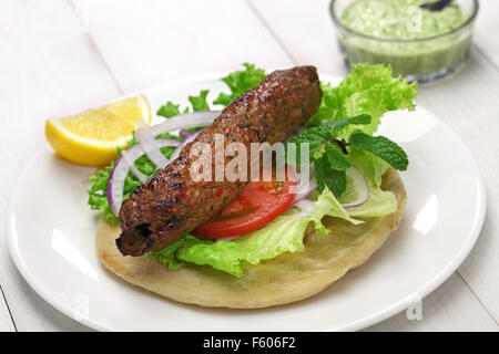 Carni di montone seekh kabab kebab sandwich con chutney di menta Foto Stock