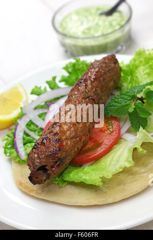 Carni di montone seekh kabab kebab sandwich con chutney di menta Foto Stock