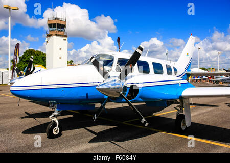 Piper Navajo capotribù PA-31-350 su asfalto a Fort Myers campo pagina Airport in Florida Foto Stock