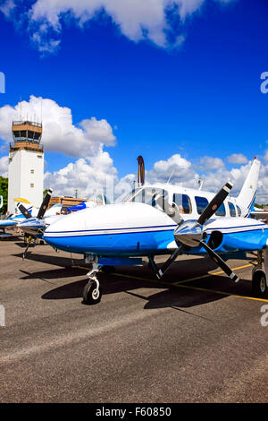 Piper Navajo capotribù PA-31-350 su asfalto a Fort Myers campo pagina Airport in Florida Foto Stock