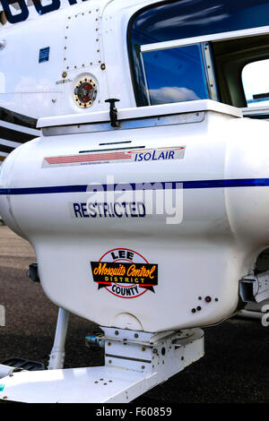 In prossimità di una zanzara unità di controllo collegata ad una campana 206 Jet Ranger di proprietà di Lee County Florida Foto Stock