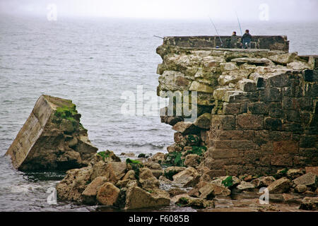 Tempesta frangiflutti danneggiati e i pescatori a LAMORNA COVE Cornwall Inghilterra Foto Stock