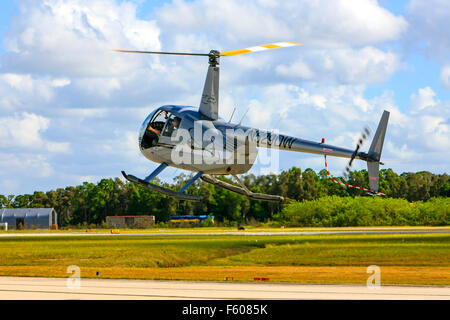 Un Robinson R44 elicottero attorno alla terra a Fort Myers campo pagina Airport in Florida Foto Stock