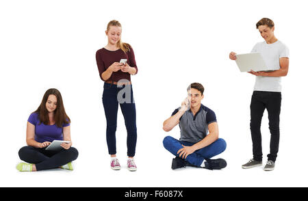 Studio shot di ragazzi che usano la tecnologia di comunicazione Foto Stock