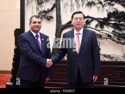 Pechino, Cina. Decimo Nov, 2015. Zhang Dejiang (R), presidente del comitato permanente per la Cina del congresso nazionale del popolo (ANP), incontra il presidente dell'Unione interparlamentare Saber Hossain Chowdhury presso la Grande Sala del Popolo di Pechino, capitale della Cina, nov. 10, 2015. © Zhang Duo/Xinhua/Alamy Live News Foto Stock