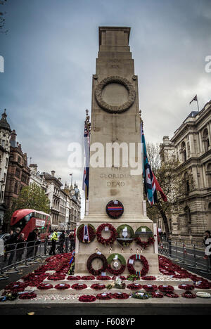 Londra, Regno Unito. 9 Novembre, 2015. Il papavero ghirlande presso il Cenotafio per Giorno del Ricordo. Fotografia Bailey-Cooper/Alamy Live News Foto Stock