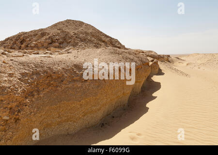 Resti di levigati fino trench in primo piano, Unas Piramide a sfondo la necropoli di Sakkara noto anche come Saqqara Egitto Foto Stock