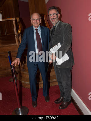 Il vincitore del premio Nobel Daniel Kahneman autore del best-seller "Pensare Veloce e Lento' in conversazione con David Baddiel Londra Foto Stock