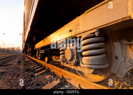 Vecchio arrugginito ruota di un treno merci in piedi sulle piste Foto Stock