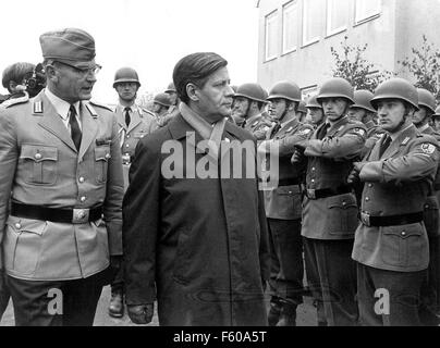 Il Ministro della difesa di Helmut Schmidt (secondo da sinistra) con il Tenente Colonnello Wolf Dietrich von Drabich-Waechter (L) a piedi passato la guardia d'onore. Il nuovo ministro della Difesa ha avuto la sua prima visita ufficiale presso le truppe in Unterfranken il 6 novembre 1969. Foto Stock