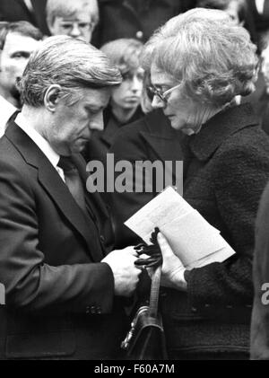 Il cancelliere tedesco Helmut Schmidt (l) paga il suo cordoglio alla Hanns Martin Schleyer, vedova, Waltrude Schleyer (r). Un servizio funebre ha avuto luogo il 25 ottobre 1977 per il presidente del datore di lavoro in associazione Hanns Martin Schleyer, che è stato rapito e poi assassinato da RAF. Foto Stock