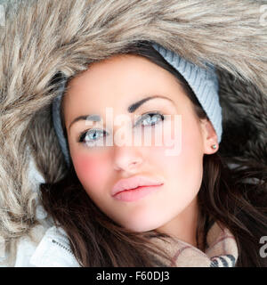 Bellezza esterna ritratto della bella attraente giovane donna in caldo foderato di pelliccia hooded cappotto o giacca modello di rilascio: Sì. Proprietà di rilascio: No. Foto Stock
