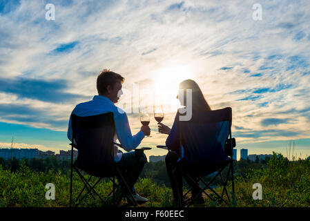 Giovane coppia sposata con un bicchiere di vino al tramonto Foto Stock