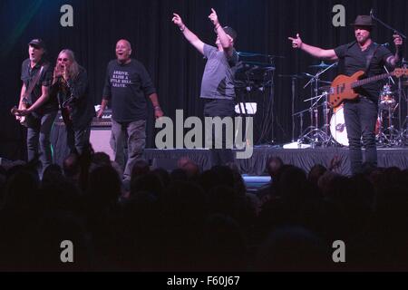 Canadian rock band Trooper ricevere onorario di cappello bianco di Western ospitalità in una cerimonia che si è svolta durante il loro concerto: Trooper dove: Calgary, Canada quando: 24 Set 2015 Foto Stock