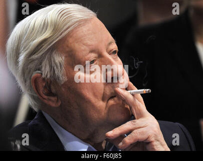 FILE - un file immagine in data 18.10.2008 mostra l'ex cancelliere tedesco Helmut Schmidt fumare una sigaretta durante un SPD incontro a Berlino, Germania. Foto: RAINER JENSEN DPA/LBN Foto Stock