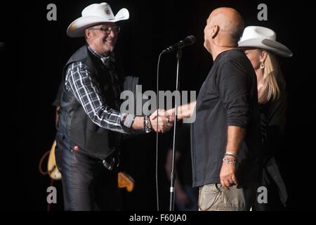 Canadian rock band Trooper ricevere onorario di cappello bianco di Western ospitalità in una cerimonia che si è svolta durante il loro concerto: Trooper dove: Calgary, Canada quando: 24 Set 2015 Foto Stock