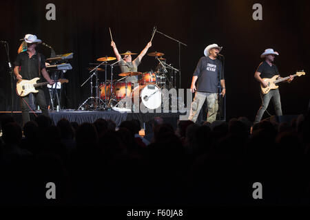 Canadian rock band Trooper ricevere onorario di cappello bianco di Western ospitalità in una cerimonia che si è svolta durante il loro concerto: Trooper dove: Calgary, Canada quando: 24 Set 2015 Foto Stock