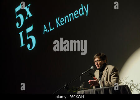 AL Kennedy è un scrittore scozzese e stand-up comico. È autrice di sei romanzi e due libri di non-fiction e cinque raccolte di racconti. Il suo nuovo libro (pubblicato nel marzo 2013) è sulla scrittura, una masterclass nel mestiere della scrittura, basato sulla popolarissima blog che Kennedy scrive per il Guardian. Vive a Glasgow ed è un part-time lecturer in scrittura creativa alla Università di Warwick. Nella foto a 5 x 15 evento il tabernacolo , West London. Gli oratori ospiti. Foto Stock