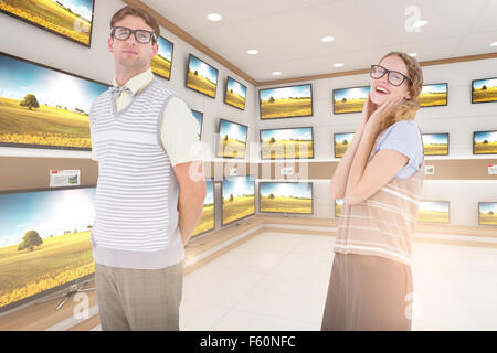 Immagine composita di geeky hipster giovane guardando la fotocamera Foto Stock