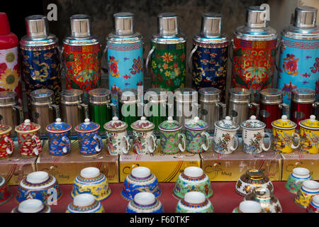 India, Himachal Pradesh, Spiti, Kaza, new town bazaar, bancarella vendendo cinesi importati fatti in beute da vuoto e ceramica Foto Stock