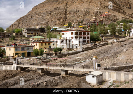 India, Himachal Pradesh, Spiti, Kaza, vecchio monaco Hotel vicino passerella inferiore oltre nullah Foto Stock