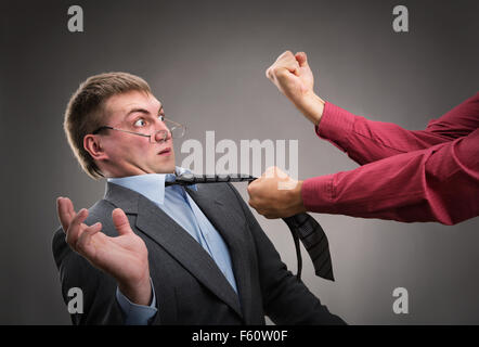 Aggressiva di lavoratore di ufficio mettere una lotta Foto Stock