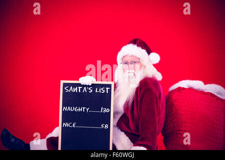 Immagine composita della santa siede appoggiò sulla sua borsa con una scheda Foto Stock