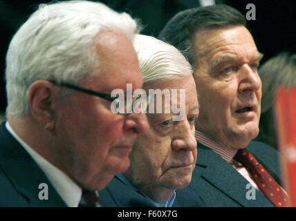 FILE - un file immagine datata 18 ottobre 2008 mostra ex SPD e leader del gruppo Hans-Jochen Vogel (l-r) e ex cancellieri tedesco Helmut Schmidt e Gerhard Schroeder durante un DOCUP convenzione speciale a Berlino, Germania. Foto: WOLFGANG KUMM/DPA Credito: dpa picture alliance/Alamy Live News Foto Stock