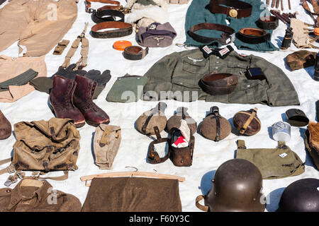 Foglio disteso su un terreno con vari tipi di seconda guerra mondiale tedesco equipaggiamento uniforme, sacchetti, mense, etc, in vendita presso la guerra e pace show. Foto Stock