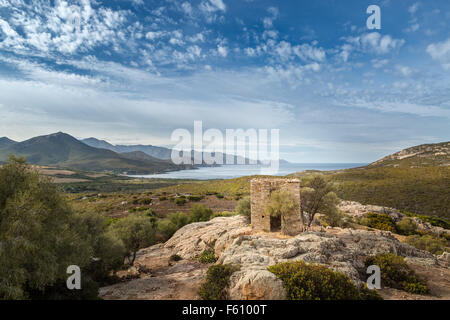 Vista dell'edificio abbandonato costruita su sperone di roccia e la costa della Corsica ripresa da un castello in rovina Foto Stock