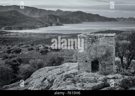 Bianco & Nero vista dell edificio abbandonato costruita su sperone di roccia e la costa della Corsica ripresa da un castello in rovina Foto Stock