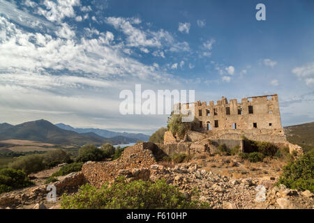 Chateau abbandonati di Pierre-Napoleon Bonaparte a Torre Mozza tra Calvi e Galeria con montagne, costa e cieli blu Foto Stock