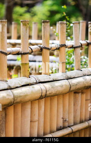 Giappone, Kyoto, Nison-nel tempio. Parte superiore del Recinto di bambù con stringa nera avvolta intorno a montanti verticali e orizzontali palo di bambù. Foto Stock