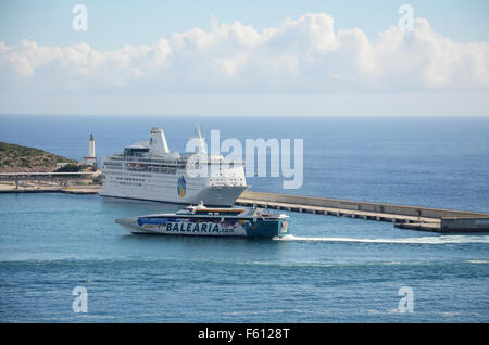 Raimondo Lullo, Balearia traghetto veloce entrando in porto di Eivissa, Ibiza spagna Foto Stock